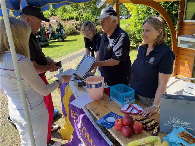 45.000 Euro für soziale Projekte in der Region und im Ahrtal Bereits früh morgens starteten die Golfspieler ihre Runde und feierten auch am Abend noch mit den Lions den großen Erfolg des Jubiläumsturniers. Foto: privat