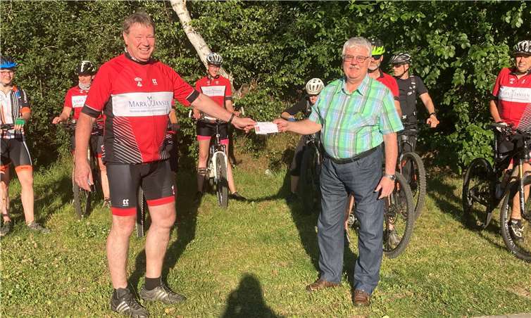 Bereits im 14. Jahr hat sich der TuS Rossbach für die Gundlach-Stiftung engagiert: Bernd Nöllgen (li.) bei der Spendenübergabe an Wolfgang Runkel von der Gundlach-Stiftung. Foto: privat