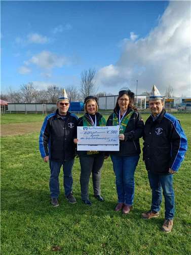 Bereits im Februar haben der Präsident der Großen Heimerzheimer Karnevalsgesellschaft, Manfred Lütz und sein Schatzmeister Jürgen Luppus einen Spendenscheck in Höhe von 500,00 Euro von Jutta Meurer-Oehl und Marion Wolber von dem Karnevalsverein Grün-Gold-Gimmersdorf 1975 e.V. entgegennehmen können. Foto: privat