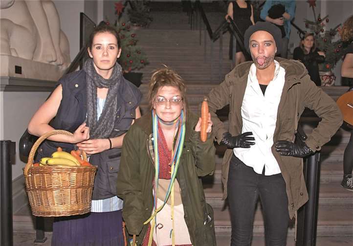 Bereits im Foyer eröffneten Schauspieler den Abend.