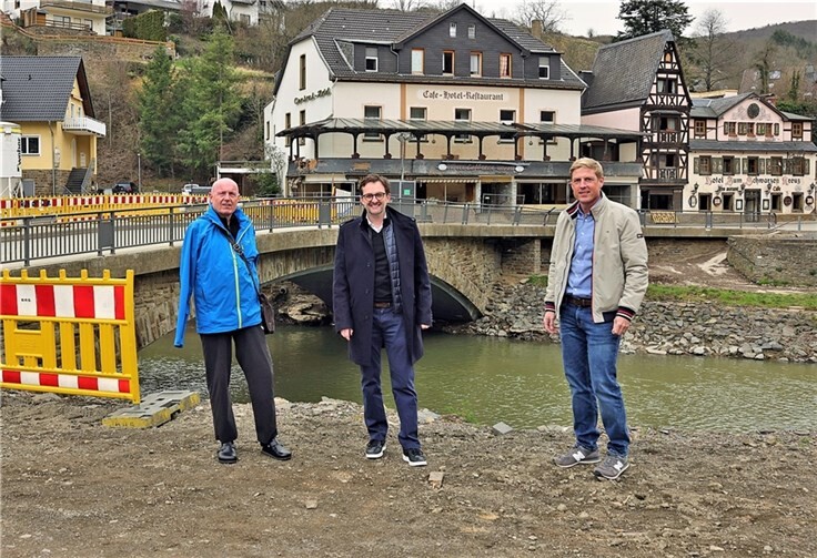 Bereits im März 2022 hatte der Kreistag auf Antrag von CDU, SPD und FDP die Landrätin beauftragt, ein neues Brand- und Katastrophenschutzkonzept zu erstellen. Dieses liegt immer noch nicht vor (v.l.n.r.): Ulrich van Bebber, Michael Korden und Christoph Schmitt. Foto: Werner Dreschers