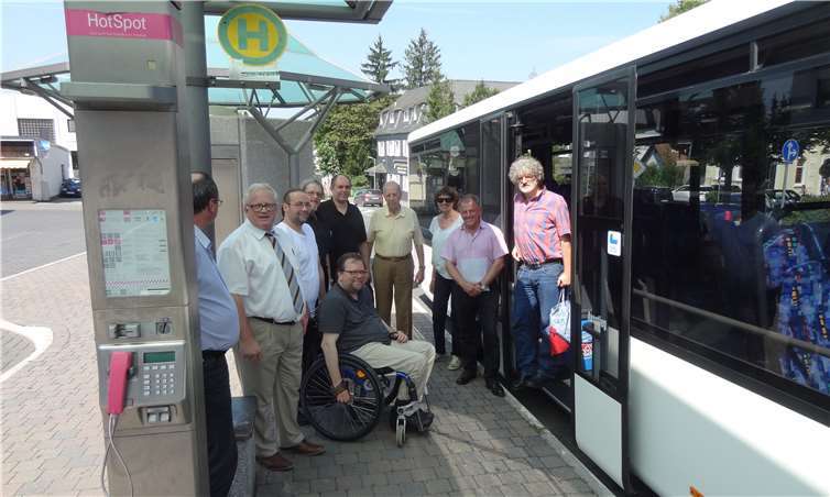 Bereits im Sommer 2015 reiste eine Expertengruppe des Forums Soziale Gerechtigkeit mit Bahn und Bus durch den Westerwaldkreis um die Barrierefreiheit des ÖPNV zu testen – wie hier an einer Bushaltestelle in der Hachenburger Stadtmitte.  privat