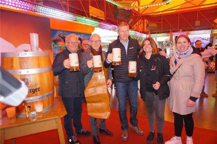 Bereits im letzten Jahr gab es einen Fassanstich am Autoscooter auf dem Marktplatz.  Foto: Jacqueline Blang/ Stadt Mayen