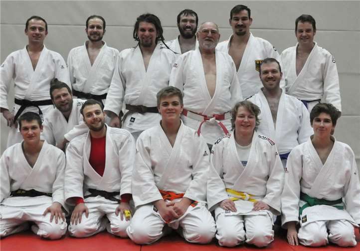 Bereits im letzten Jahr hatten die Judoka sichtlich Spaß beim Training mit Andreas Tölzer (4. v. r.).privat