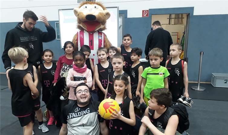 Bereits im vergangenen Jahr begeisterte der Besuch von „Bonni“ die Kinder der Gemeinschaftsgrundschule. Auch in diesem Jahr wird das Maskottchen der Telekom Baskets Bonn wieder in Merl erwartet. privat