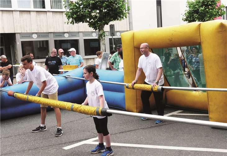 Bereits im vergangenen Jahr hatten sich viele Teams für das XXL-Menschen-Kicker-Turnier angemeldet. Fotos: FRE