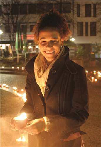 Bereits im vergangenen Jahr stellte Celia Sasic eine Kerze auf und suchte auch das Gespräch mit Besuchern der Veranstaltung.