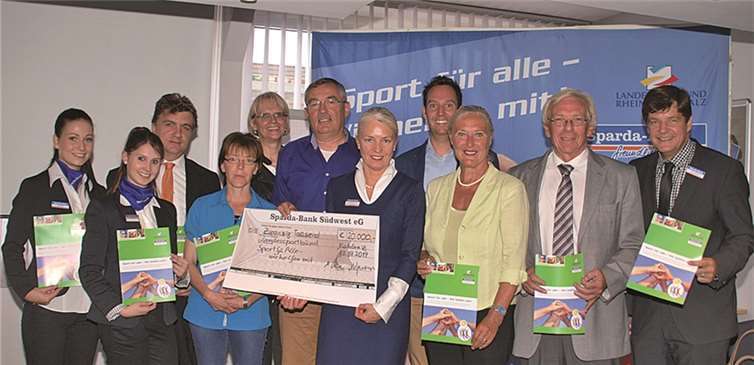 Bereits im vierten Jahr in Folge ist das Projekt „Sport für alle - Wir helfen mit!“ erfolgreich. Die Vertreter des Landessportbundes und der Sparda-Bank freuen sich, denn es konnte ein weiterer Scheck in Höhe von 20.000 an den LSB überreicht werden. US