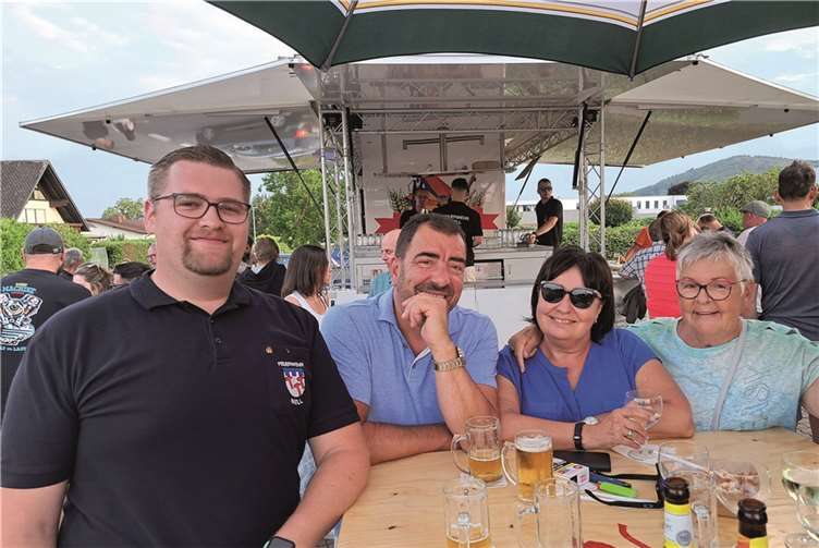Bereits in den frühen Abendstunden hatten sich am Samstag die ersten Gäste vor dem Feuerwehrhaus eingefunden.