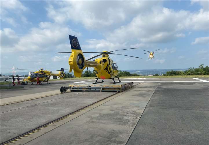 Bereits in den frühen Stunden der Hochwasserkatastrophe entsandte das BundeswehrZentralkrankenhaus Koblenz Notärzte und Rettungsmittel zur unmittelbaren Unterstützung der Einsatzkräfte im Landkreis Ahrweiler.Foto: Bundeswehr/Christoph Walter Jän
