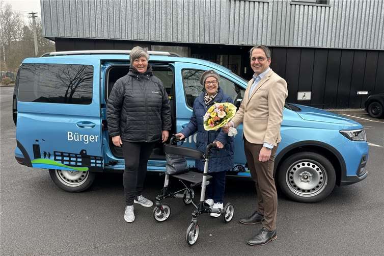 Bereits in der ersten Stunde nutzte der erste Fahrgast, Thea Böhme aus Wölferlingen, das BürgerMOBIL und wurde zu diesem besonderen Anlass mit Blumen beschenkt. Foto: René Weiand/VG Selters