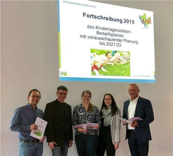 Bereits in der letzten Jugendhilfeausschusssitzung wurde der Plan von Mitarbeiterinnen und Mitarbeitern des Kreisjugendamtes gemeinsam mit Landrat Hallerbach vorgestellt. Foto (v.r.n.l.): Landrat Achim Hallerbach, Aileen Falkenburg (Kreisjugendamt), Kerstin Neckel (Kitareferentin beim Kreisjugendamt), Kreisjugendamtsleiter Jürgen Ulrich, stv. Jugendamtsleiter Uwe Kukla.