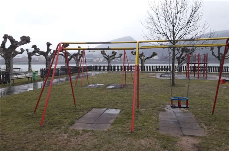 Bereits in der vergangenen Woche wurden auf dem Spielplatz in den Rheinanlagen Brohl-Lützing drei Schaukeln vom Kinderspielplatz entwendet.Foto: VG Bad Breisig