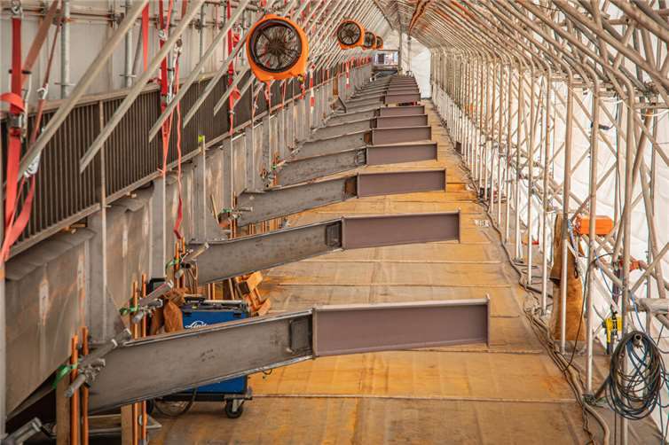 Bereits jetzt ist an der Horchheimer Eisenbahnbrücke gut zu erkennen, dass der zukünftige Rad- und Fußweg über den Rhein deutlich breiter wird als zuletzt. Foto: Stadt Koblenz/Andreas Egenolf