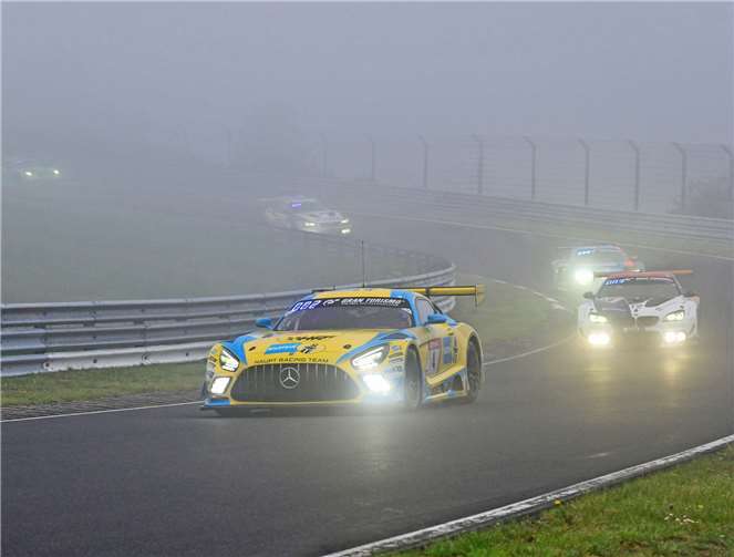 Manthey holt sich den Sieg beim ADAC TOTAL 24h-Rennen Bereits kurz nach dem Start konnten die Zuschauer auf dem Monitor verfolgen wie sich ein Porsche, wegen eines Brandes aus dem Rennen verabschieden musste.