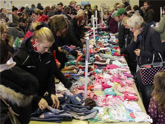 Bereits kurz nach der Eröffnung des Basars herrschte ein Andrang wie beim „Sommer-Schluss-Verkauf“.
