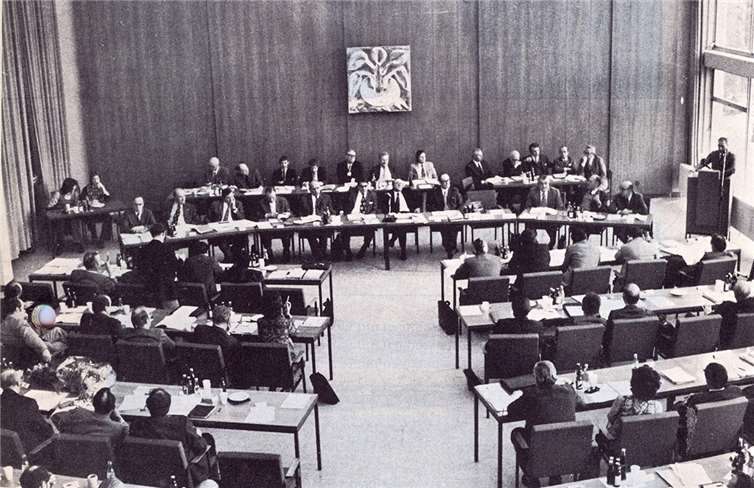 Bereits kurz nach der Gründung des neuen Landkreises Mayen-Koblenz (Foto aus einer Kreistagssitzung in Mayen) wurde die zu-kunftsweisende Entscheidung getroffen, die WFG ins Leben zu rufen, die in den vergan-genen 50 Jahren zahlreiche Projekte im Land-kreis erfolgreich anstoßen und umsetzen konnte.Fotos: Kreis MYK