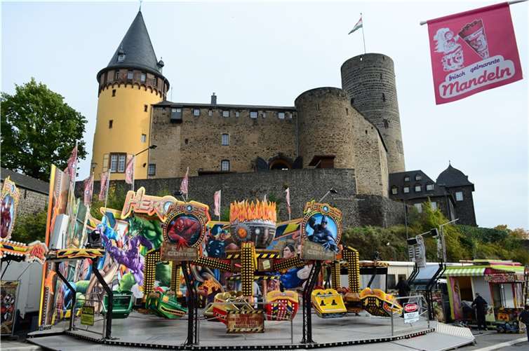 Bereits mehrere Tage vor dem Lukasmarkt werden die Fahrgeschäfte für die Besucher auf Vordermann gebracht.  Foto: CF