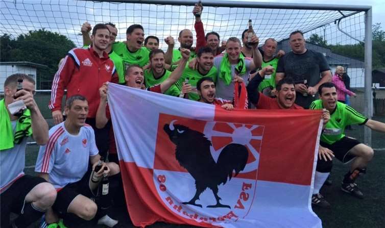 Bereits nach dem 2:0-Erfolg in Puderbach posierte das Team zum Aufstiegsfoto: Matthias Wiegand, Michael Müller, Martin Diel, Andreas Wiegand, Marvin Ludwig, Matthias Lau, Tobias Kuch, Erhan Beydemir, Christopher Anders, Max Kuch, Mazlum Yasin, Yannik Löw, Martin Wiegand, Dirk Sagstetter, Serkan Ergüzel, Christian Ludwig, Michael Knops, Florian Kretschmann. TH