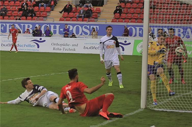 Bereits nach zwei Minuten führten die Gastgeber durch den Treffer von Benjamin Pintol (Nr.9) mit 1:0 gegen die TuS und stellten somit die Weichen in diesem Regionalligaduell auf Sieg. TH