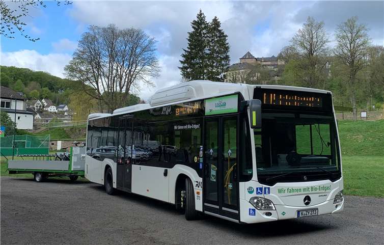 Bereits sechs Wochen nach dem Start ein voller Erfolg: der „Rad- & WanderBus Oberes Ahrtal“, der als Buslinie 899 die Kreise Ahrweiler und Euskirchen miteinander verbindet. Foto: Kreis Euskirchen