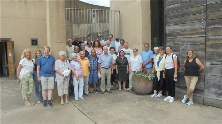 Bereits sehr früh am Morgen wurde sich auf die Busfahrt nach Köln gemacht.  Foto: Peter Kaiser
