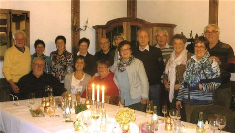 Bereits seit 25 Jahren treffen sich die „Plattfüßler“ monatlich zu einem Wandertag, der überwiegend von Gisela Küster (4.v.l.) ausgerichtet wird. Dieses Jubiläum wurde nun gebührend gefeiert.privat