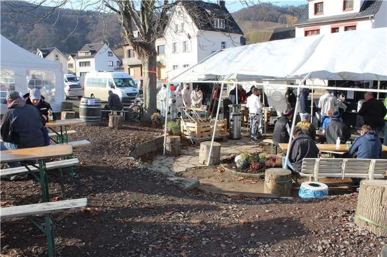 Dernau: HelferInnen-Stamm von 60 Personen stellt hier Versorgung sicher Bereits seit dem 28. Juli versorgt „formbar-Catering“ Flutgeschädigte. Foto: WITE