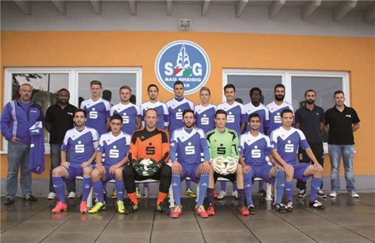 Bereits seit längerer Zeit unterstützt Deepak Ramachandran die SG Bad Breisig als Sponsor. Jetzt übergab er die neuen Trikots. privat