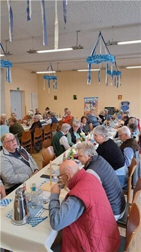 Bereits seit mehreren Jahren findet im Rahmen des monatlich stattfindenden Seniorenmittagstisches im Oktober ein Essen in bayrischer Atmosphäre statt. Foto: privat