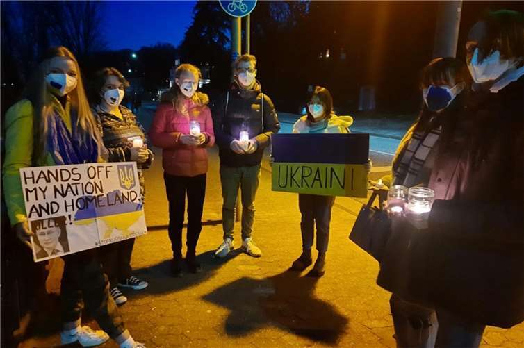 Bereits unmittelbar nach Beginn des russischen Angriffs auf die Ukraine hatte die Schulgemeinschaft mit einer Lichterkette entlang der B9 ein Zeichen für den Frieden gesetzt.