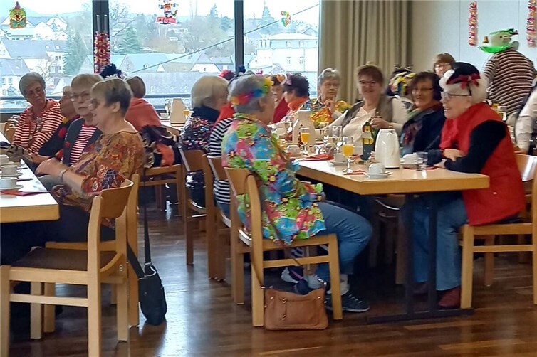 Bereits vor Beginn war das Pfarrheim mit vielen bunt kostümierten Närrinnen besetzt. 