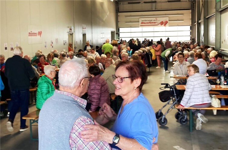 Bereits vor dem Mittagsläuten war auf dem Betriebsgelände bei flotter Livemusik gern gesehene Volksfeststimmung angesagt.