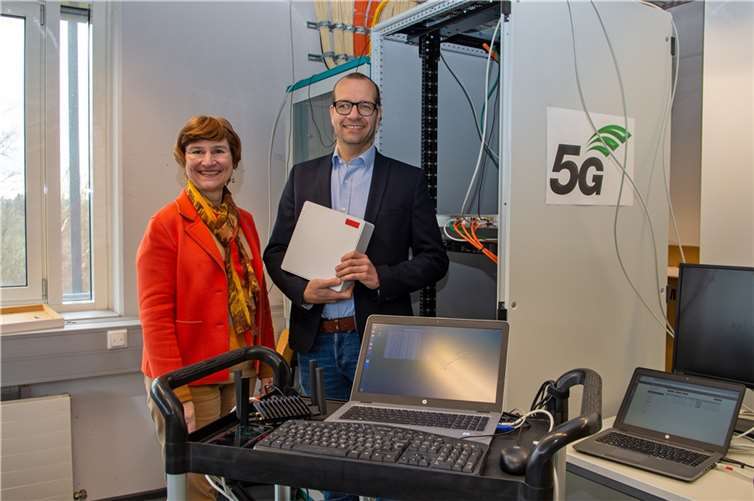 Bereits vor der offiziellen Eröffnung hat Rita Emde das von der WFG geförderte 5G-Labor besucht und sich bei Prof. Dr. Wolfgang Kiess über die Möglichkeiten informiert.  Foto: Hochschule Koblenz/Gandner