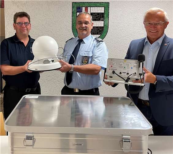 Bereits vor einigen Monaten hat der Kreis Neuwied sogenannte Mobile Hochleistungsbeschallungsanlagen angeschafft und an die Verbandsgemeinden – hier Dierdorf – übergeben. Unser Bild zeigt (von links) den damaligen VG-Bürgermeister Horst Rasbach, Dierdorfs Wehrleiter Andreas Schmidt, Volker Lemgen vom Amt für Brand- und Katastrophenschutz der Kreisverwaltung und Landrat Achim Hallerbach.