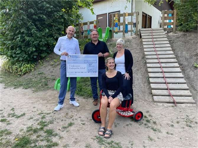 Bereits vor einigen Wochen konnten die Kita-Leitung sowie der Förderverein der Eicher Kita eine Spende der VR Bank Rhein-Mosel eG über einen Betrag von 500 Euro entgegennehmen. Foto: privat