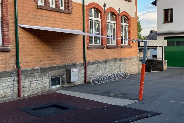 Bereits vorhandenes Sonnensegel an der Grundschule am Schloss in Hachenburg