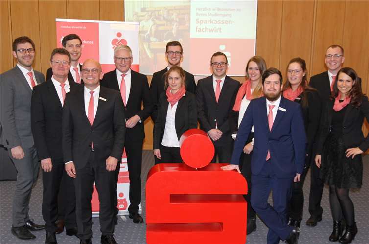 Bereits zu ihrem Studienbeginn erhielten Florian Schneider, Zita Schill, Lukas Rostek, Stefanie Aßmann, Lars Krämer und Viktoria Kugel (8. bis 3. v. r.) große Unterstützung aus den eigenen Reihen.  KSK Ahrweiler