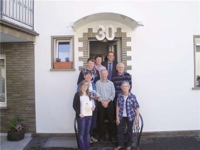 Bereits zum 30. Mal besucht die belgische Familie die Familie Blei in Niederdürenbach (vorne rechts). Es gratulieren Bürgermeister Johannes Bell und Elsbeth Ennenbach von der Tourist-Info Brohltal. Privat