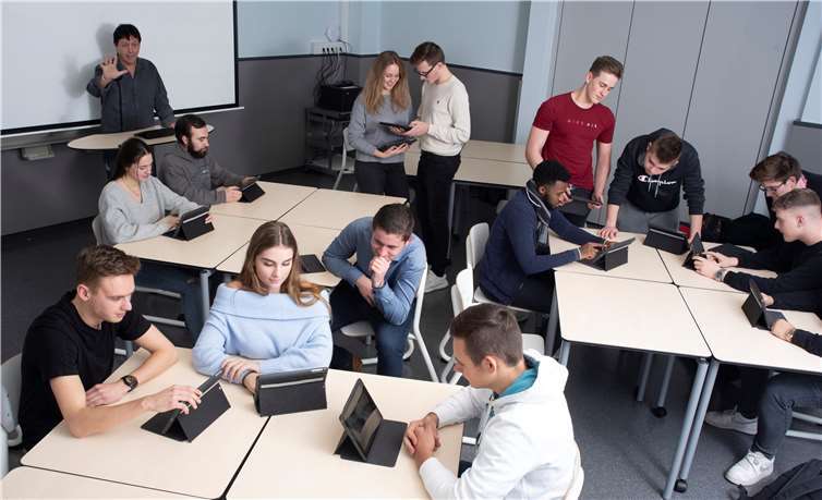 Bereits zum Schuljahr 2013/2014 wurde die erste iPad-Klasse eingerichtet.Quellen: Dr. Zimmermannsche Wirtschaftsschule