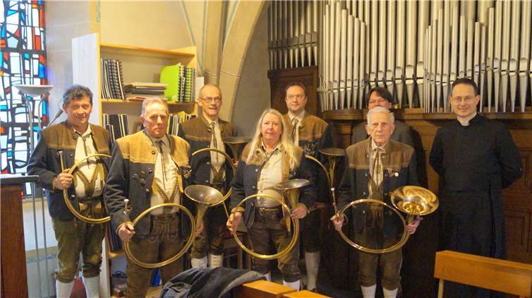 Bereits zum Sechsten Mal gaben die Jagdmusikfreunde „Wilde Endert“ im Kloster Engelportmit Konzertorganist Sven Scheuren ein Konzert. Kanonikus Richard von Menshengen (re.) begrüßte die Musiker. Fotos TT
