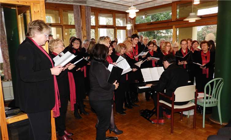 Bereits zum dritten Mal war die Chorgemeinschaft Koisdorf im Johanniter-Haus zu Gast, um das neue Jahr musikalisch zu begrüßen – wenn es nach den Wünschen der Bewohner geht, könnte dies gern zur ständigen Einrichtung werden. Resi Scherter/Johanniter-Haus