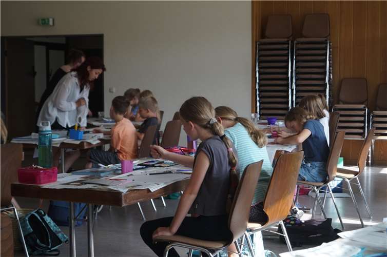 Bereits zum fünften Mal fanden sich einundzwanzig neue und bekannte, aber vor allem kreative Kinder im Alter zwischen sieben und 13 Jahren für die künstlerische Ferienaktion zusammen.  Foto: Jugendpflege der VG Selters