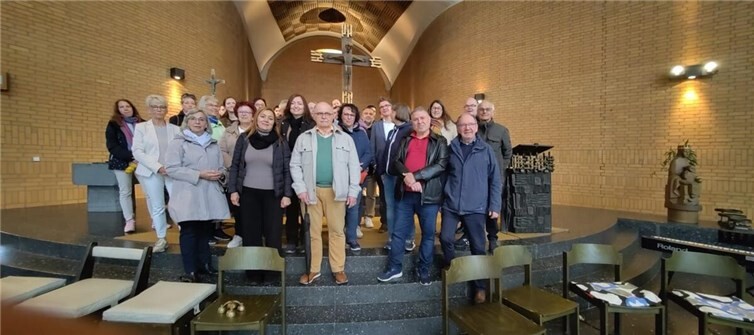 Bereits zum fünften Mal kamen beim Spaziergang der Religionen in Neuwied Menschen zum interkulturellen Austausch zusammen und besuchten verschiedene Gotteshäuser wie die katholische Heilig-Kreuz-Kirche.  Foto: Felix Banaski