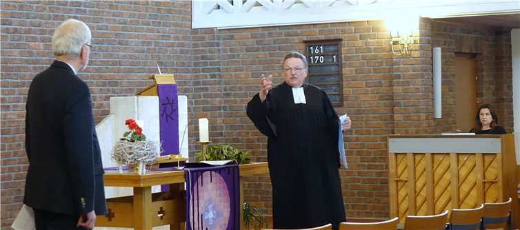 Bereits zum wiederholten Mal unterbreiteten Pfarrer Manfried Rademacher, Presbyter Frank Egger und Musikerin Ina Hauffe online-Gottesdienste in der evangelischen Friedenskirche. Foto: Jürgen Grab