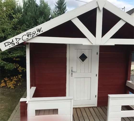 Bereits zum wiederholten Mal wurde Spielgeräte beschmiert, sogar Fenster eingeschmissen. Foto: privat