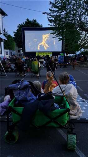 Bereits zum zweiten Mal fand das „Kino-Open-Air“ auf dem Schulhof der Grundschule in Kruft statt. Foto: privat