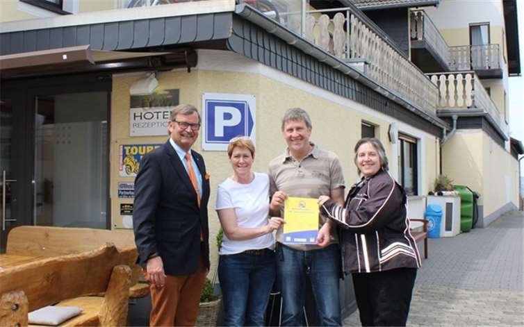 Bereits zum zweiten Mal wurde das Hotel Hüllen in Barweiler mit der Plakette „Motorradfreundliches Hotel“ ausgezeichnet. ADAC Mittelrhein
