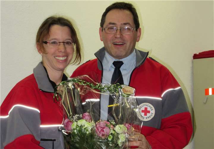 Bereitschaftsleiter Guido Schultes bedankte sich bei der bisherigen Bereitschaftsleiterin Daniela Karbach für die langjährige gute Zusammenarbeit. DRK Rhens