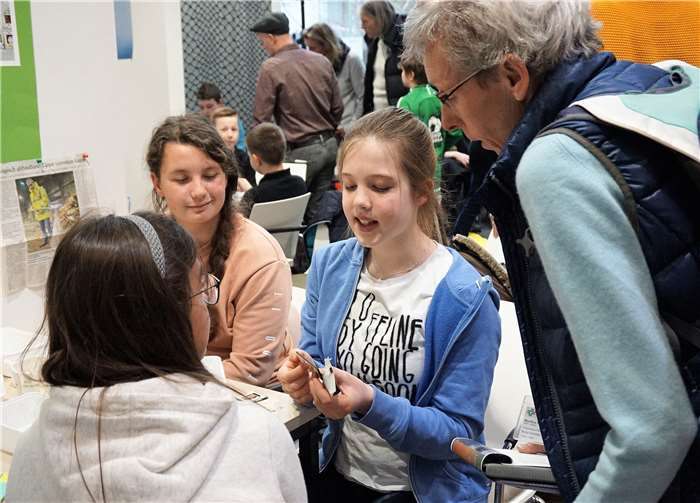 Bereitwillig ließen sich die Kinder und Jugendlichen über die Schulter schauen und erklärten ihre Forschungen. Fotos: FF